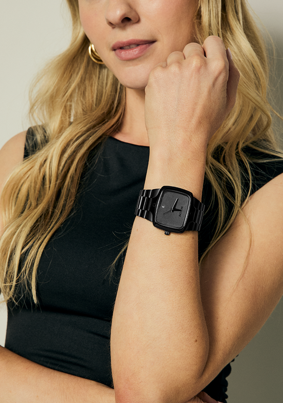 gold nixon player all black